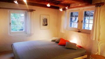 Premium bedding, desk, free cribs/infant beds, rollaway beds