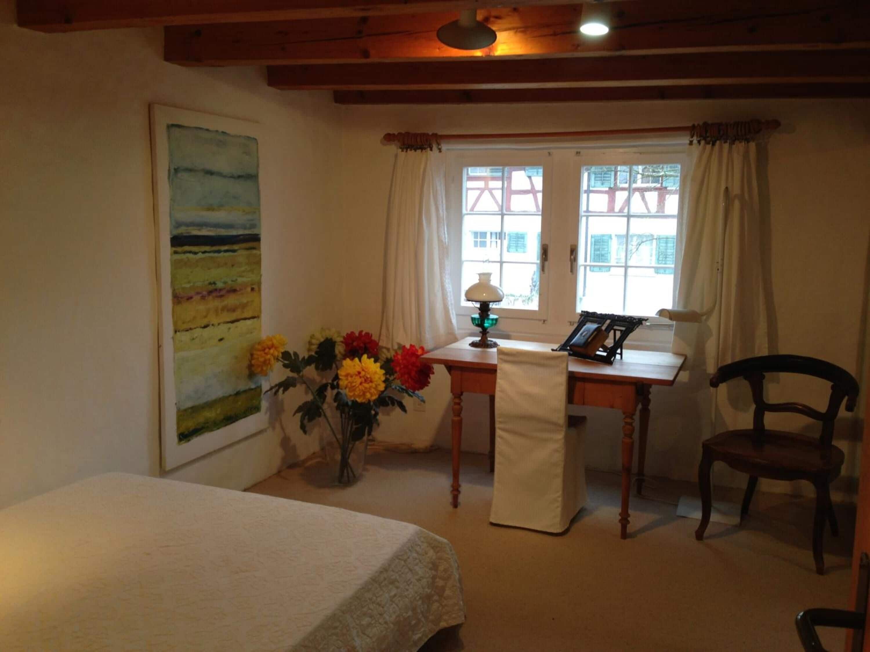 Hochwertige Bettwaren, Schreibtisch, kostenlose Babybetten