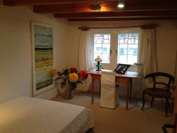 Literie de qualité supérieure, bureau, lits bébé (gratuits)