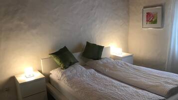 Ropa de cama de alta calidad, escritorio y cunas gratuitas