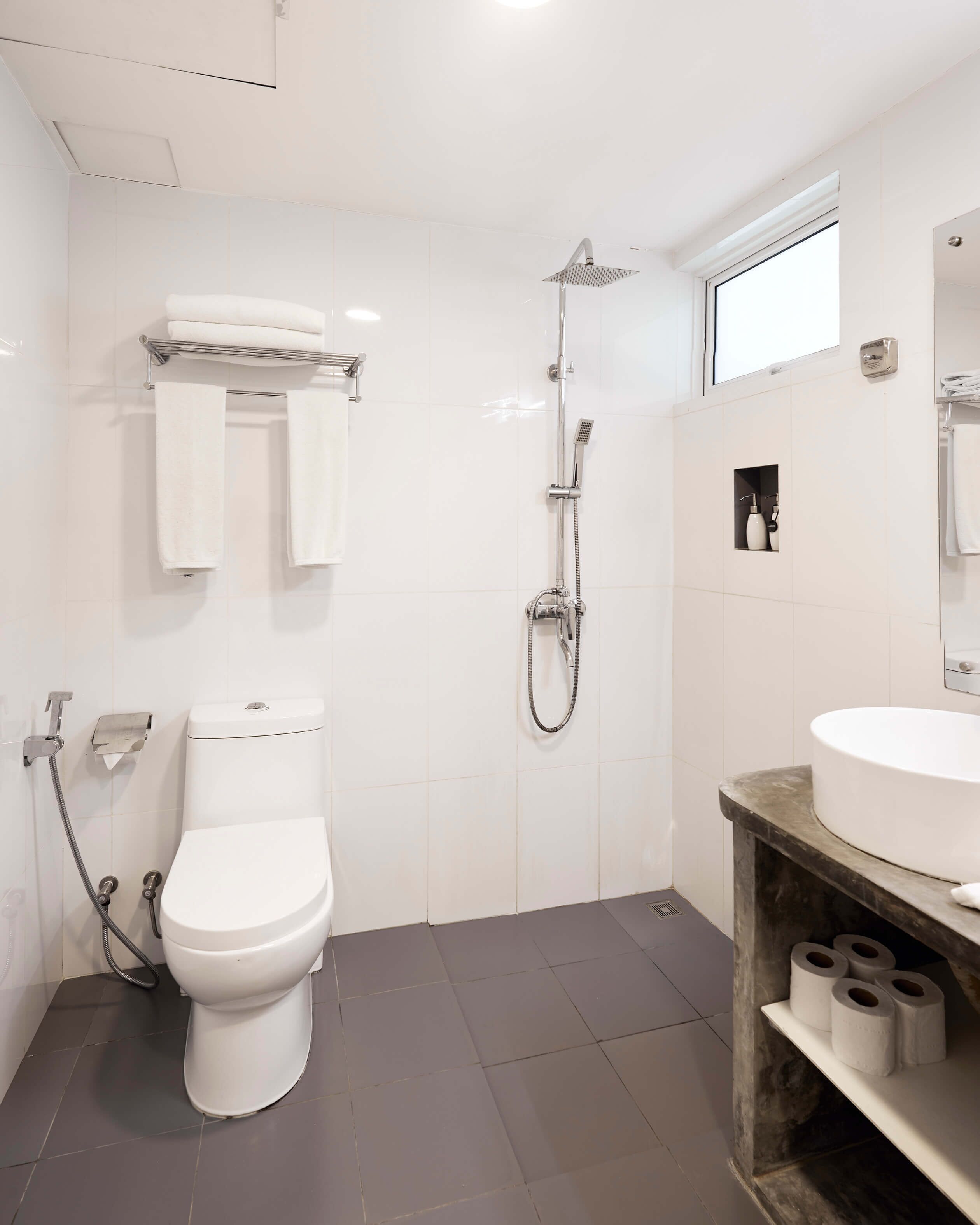 Ein modernes Badezimmer mit Toilette, Dusche und Waschbecken.