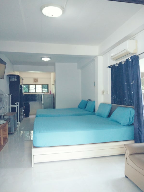 FamilyRoom | Desk, free WiFi - Chomlay Restaurant & Room for Rent (Rayong)