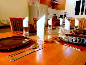 Deluxe Duplex, 4 Bedrooms, Pool View | In-room dining