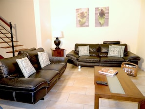 Appartement Duplex Deluxe, 4 chambres, vue piscine | Salle de séjour | Télévisions à écran plasma, lecteur de DVD, films à la carte