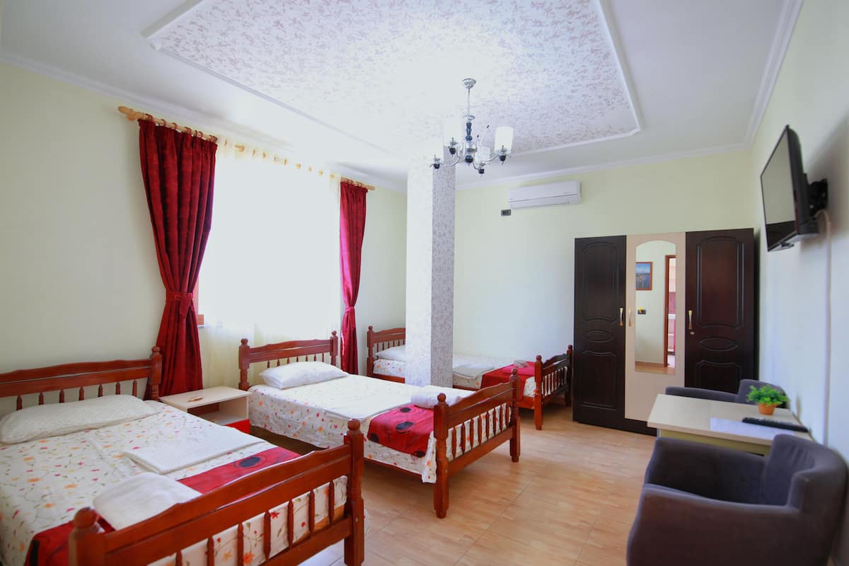 Habitación triple clásica, no fumadores | 2 dormitorios y wifi gratis