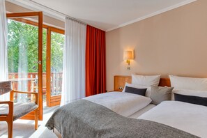 In-room safe, desk, laptop workspace, soundproofing - Sport Hotel Bad Bevensen (Bad Bevensen)