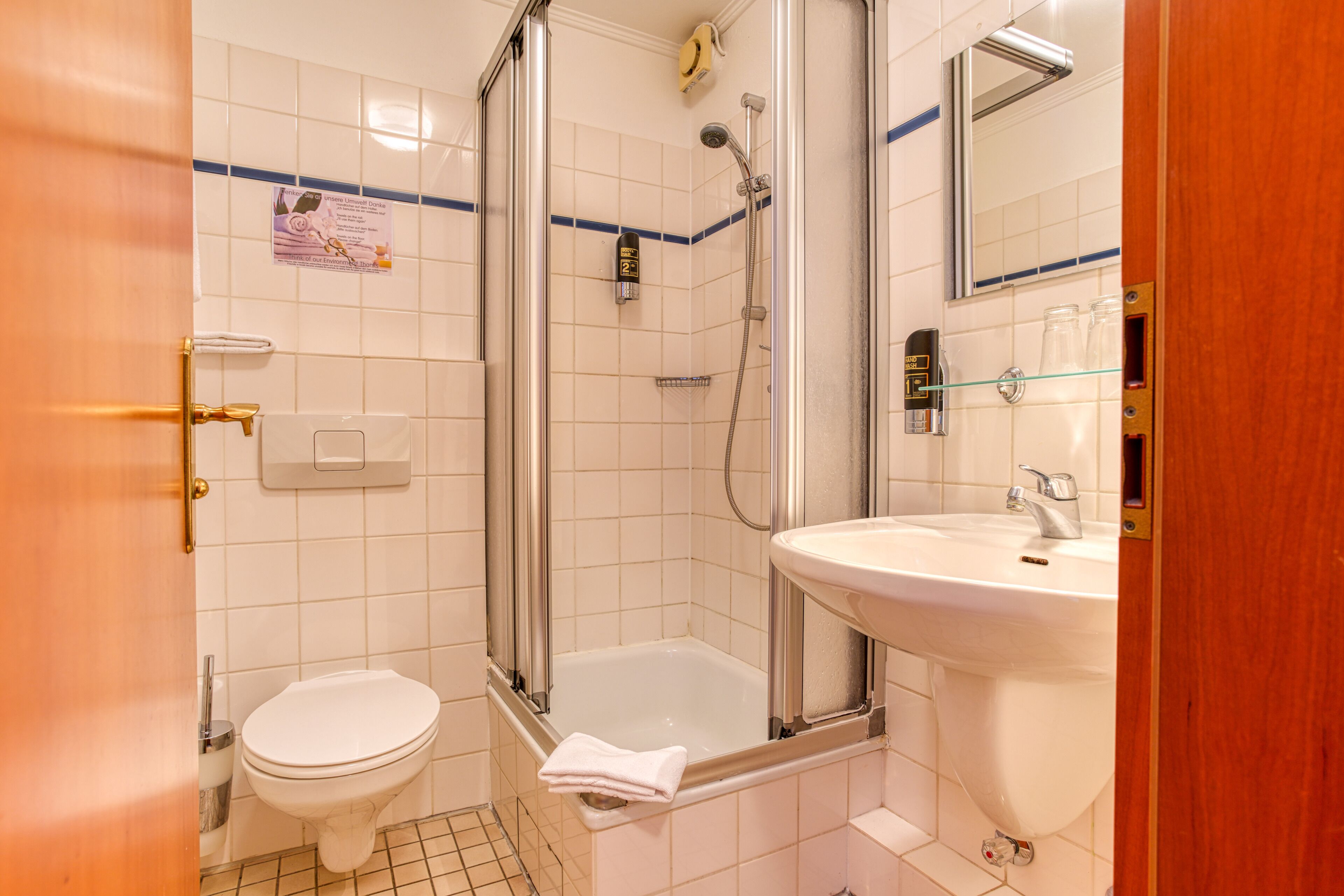 Un baño con inodoro, ducha y lavamanos.