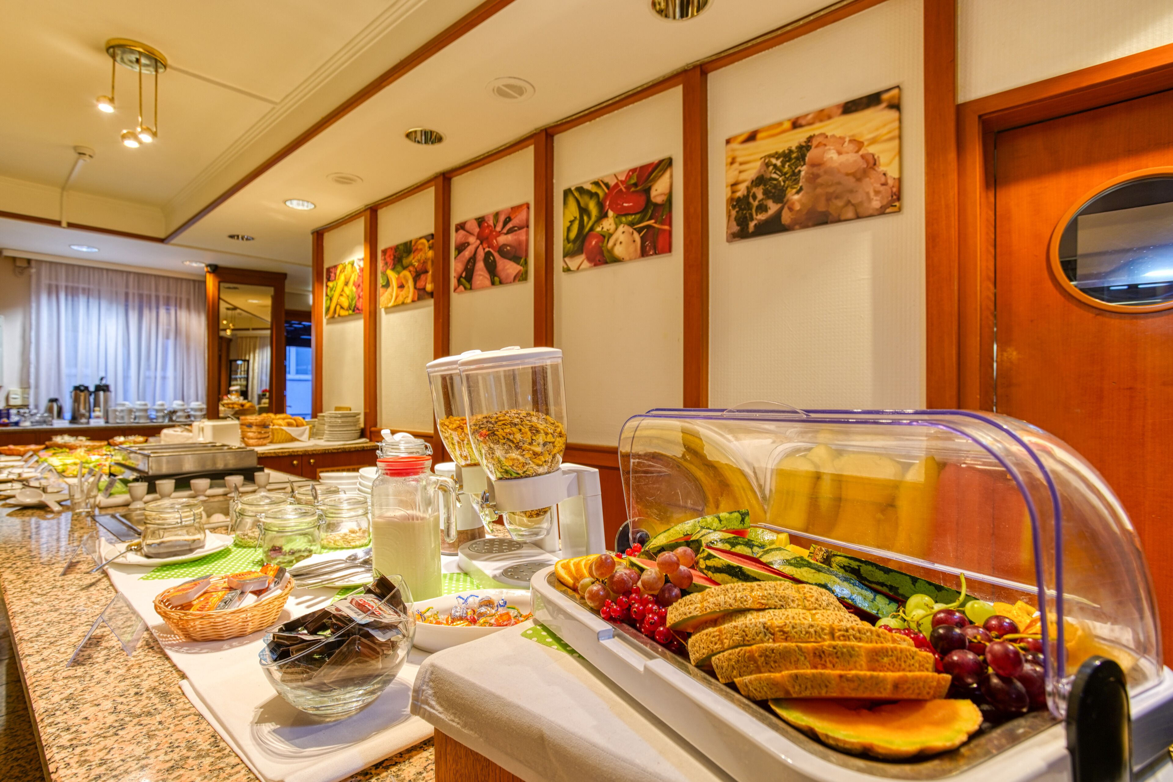 Un bufé con diferentes opciones de comida y una estación de café.