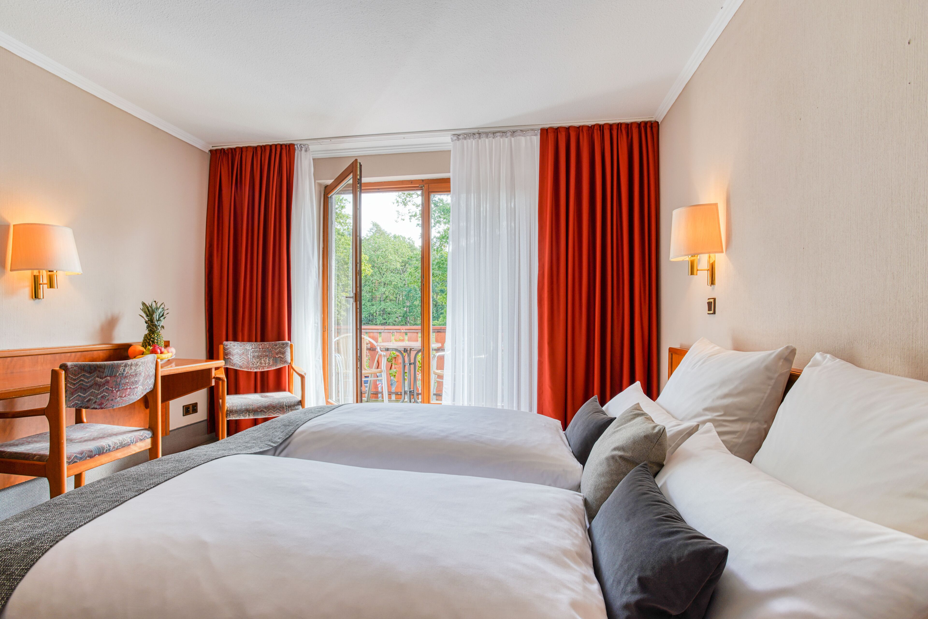 Caja de seguridad en la habitación y escritorio 