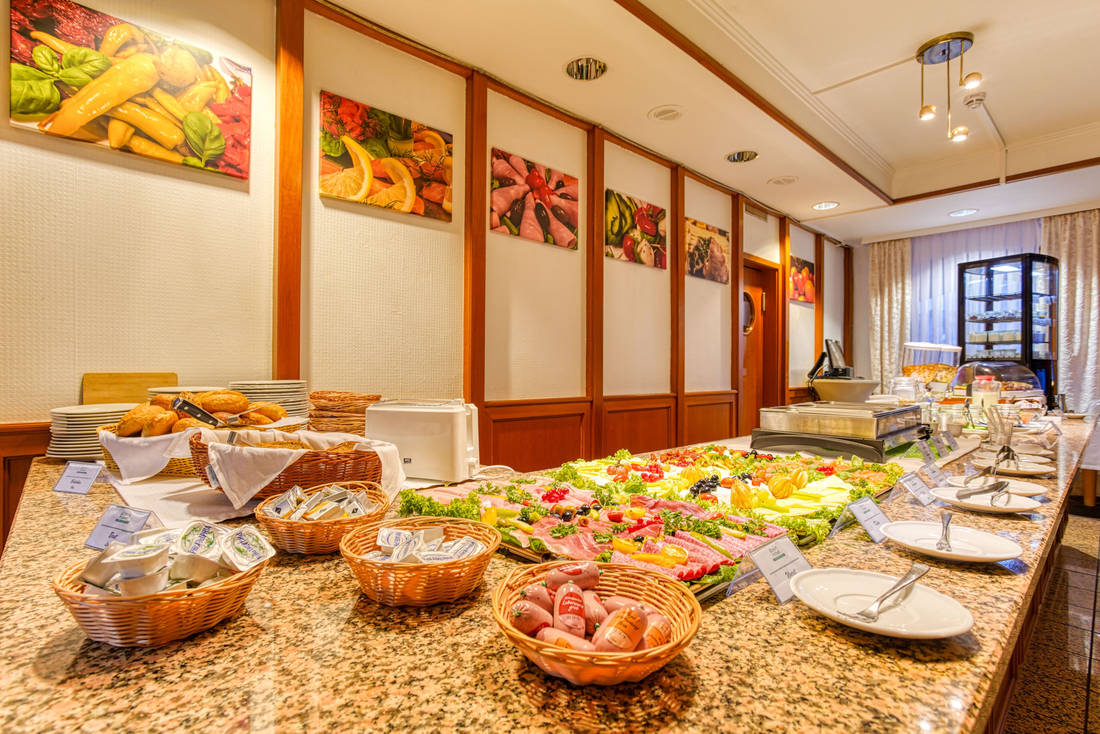 Un buffet proposant une variété de plats et des paniers de pain.