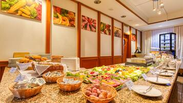 Un buffet proposant une variété de plats et des paniers de pain.