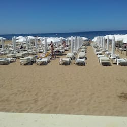 Private beach nearby, white sand, 5 beach bars