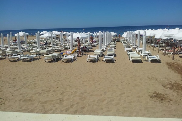 Private beach nearby, white sand, 5 beach bars