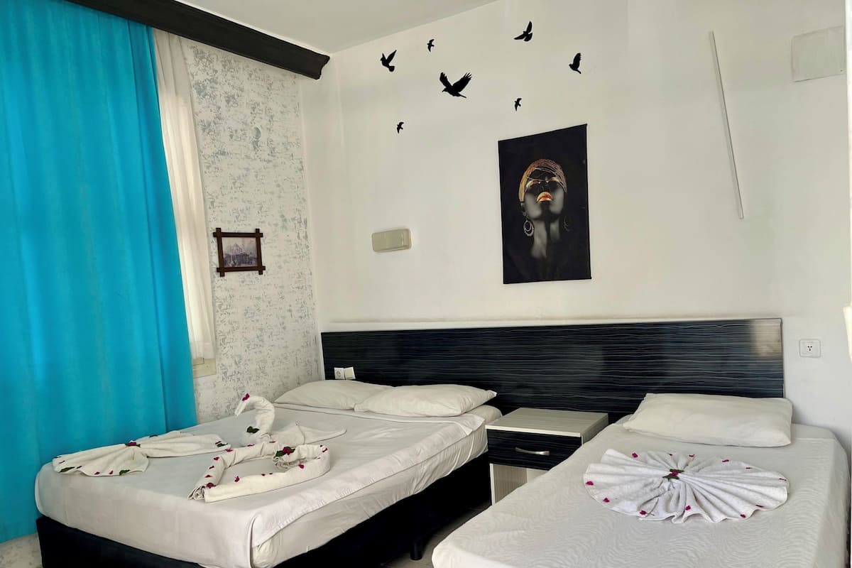 Standard Studio | Desk, WiFi (free), bed sheets