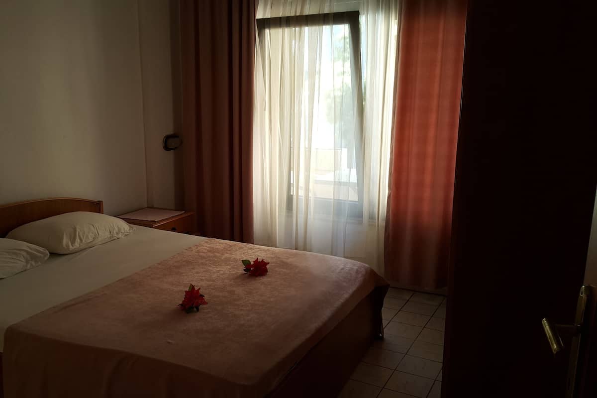 Desk, rollaway beds, free WiFi