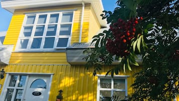 Majoituspaikan julkisivu illalla/yöllä