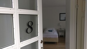 Chambre avec lits jumeaux, salle de bain privĂ©e, dans lâĂ©difice annexe | Fer et planche Ă repasser, accĂšs au Wi-Fi (inclus), literie fournie