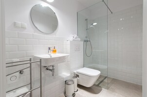 Ducha, artículos de tocador gratuitos, secador de pelo, toallas