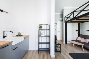 Tabla de planchar con plancha, wifi gratis y ropa de cama 