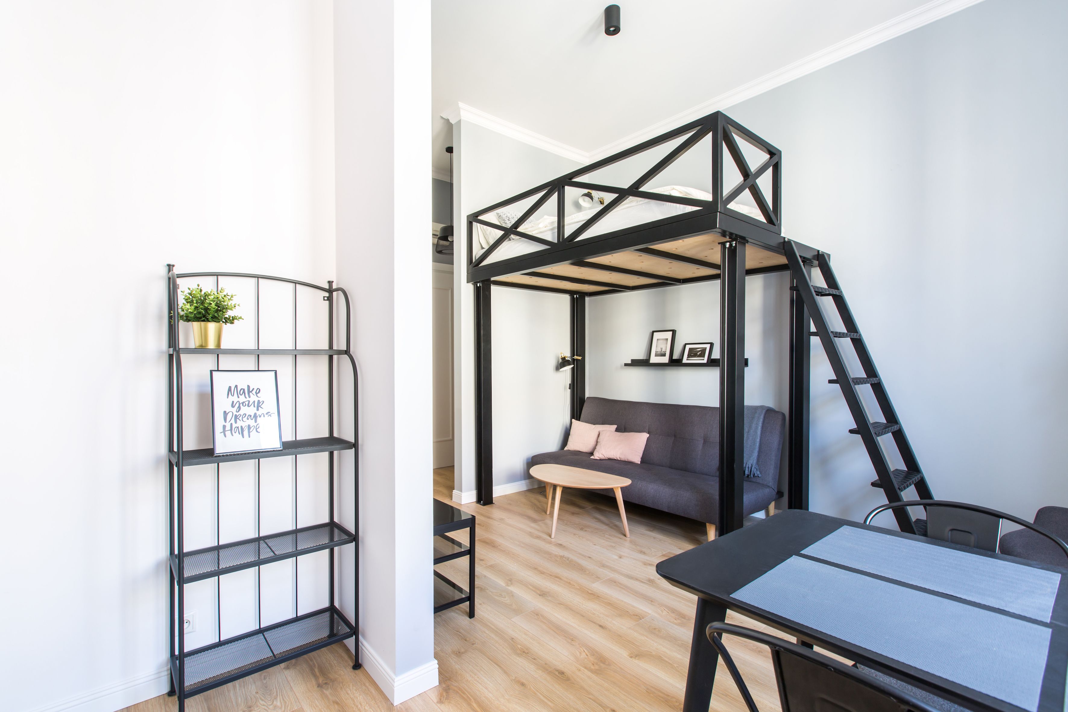 Tabla de planchar con plancha, wifi gratis y ropa de cama 