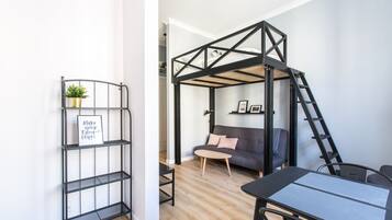 Tabla de planchar con plancha, wifi gratis y ropa de cama