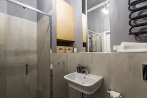 標準開放式客房, 1 張標準雙人床及 1 張梳化床 | 浴室 | 淋浴設備、免費梳洗用品、風筒、提供毛巾