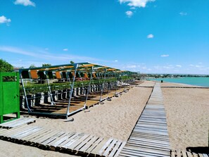 Privat strand, parasoller og fisking