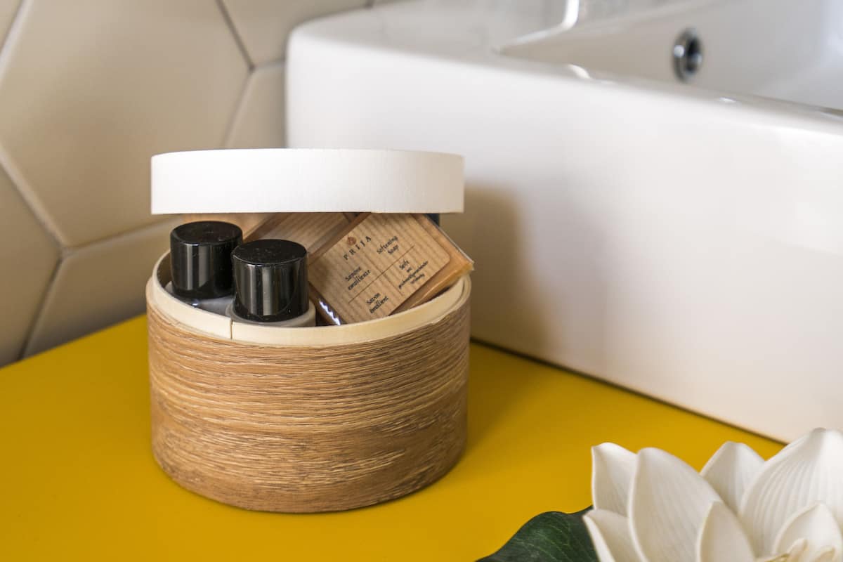 Een douche, gratis toiletartikelen, een haardroger, handdoeken