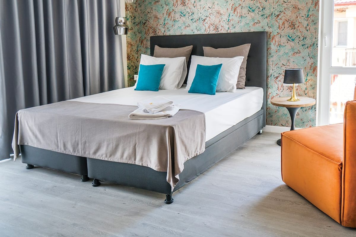 Junior suite | Een minibar, een kluis op de kamer, babybedden, extra bedden