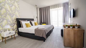 Standard Double Room | Minibar, in-room safe, cribs/infant beds, rollaway beds