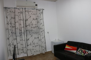 Quarto casal standard | Área de estar | TV LCD 42 polegadas com canais a cabo, TV
