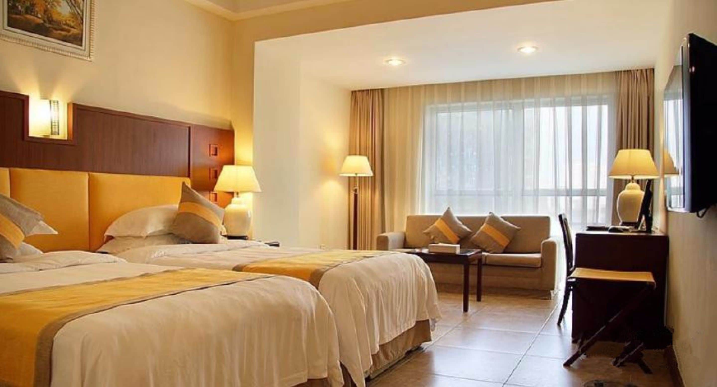 Két bảo mật tại phòng, bàn, màn/rèm cản sáng, bàn ủi/dụng cụ ủi quần áo 