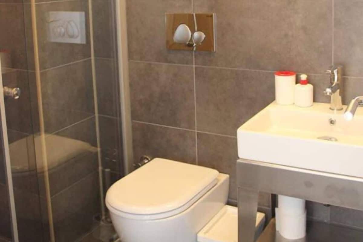 Shower, free toiletries, hair dryer, slippers