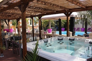 Outdoor spa tub - Manoir François 1er (Vitry-le-Francois)