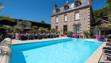 Een seizoensgebonden buitenzwembad