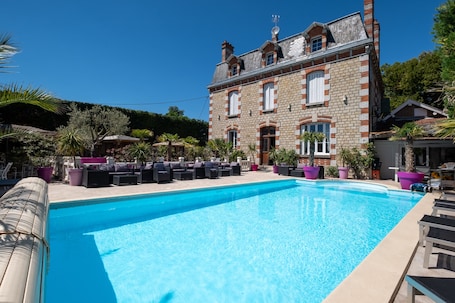 Seasonal outdoor pool. Manoir François 1er