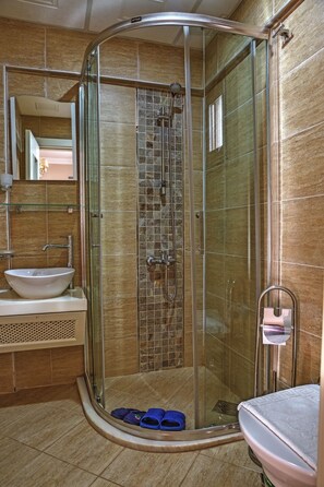 Dusche, Haartrockner, Hausschuhe, Handtücher