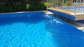 Piscine extérieure (ouverte en saison), chaises longues