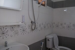 Shower, free toiletries, towels - Adrian View Resort (Ko Sichang)