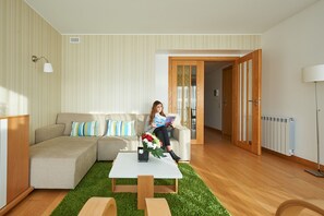 Appartement, 3 chambres | Salle de séjour | Télévision à écran plat