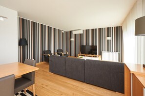 Apartament, 4 dormitoris (73B) | Sala d'estar | Televisor de pantalla plana 