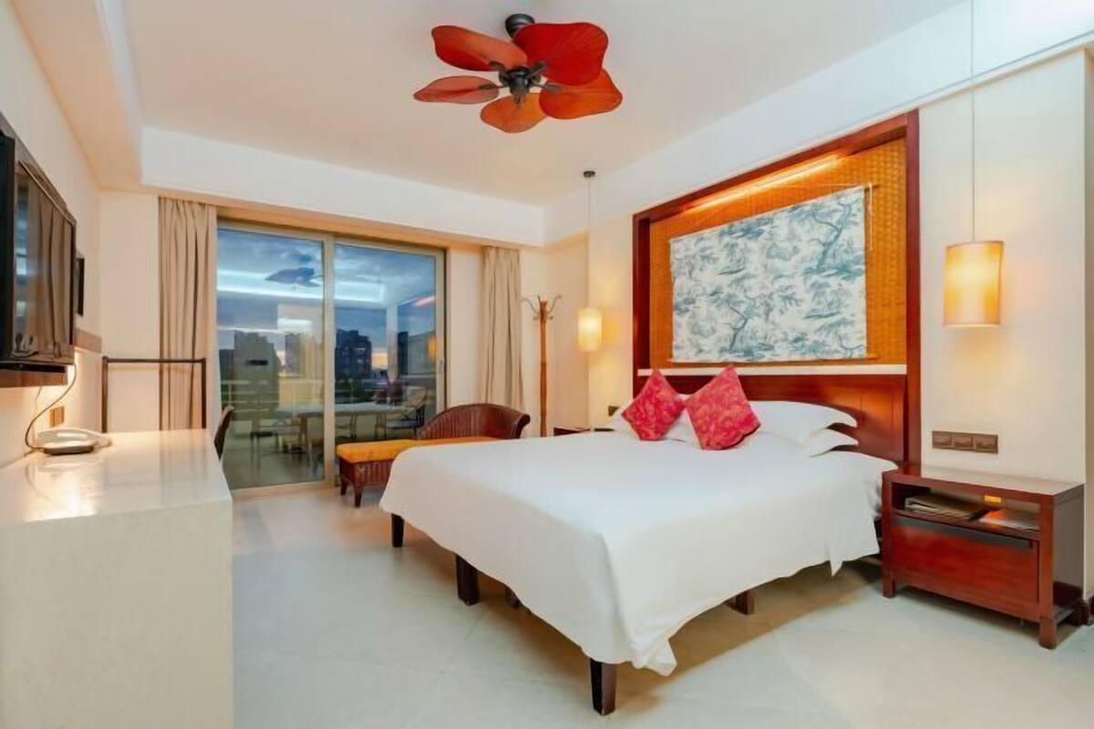 Minibar, in-room safe, desk, blackout drapes