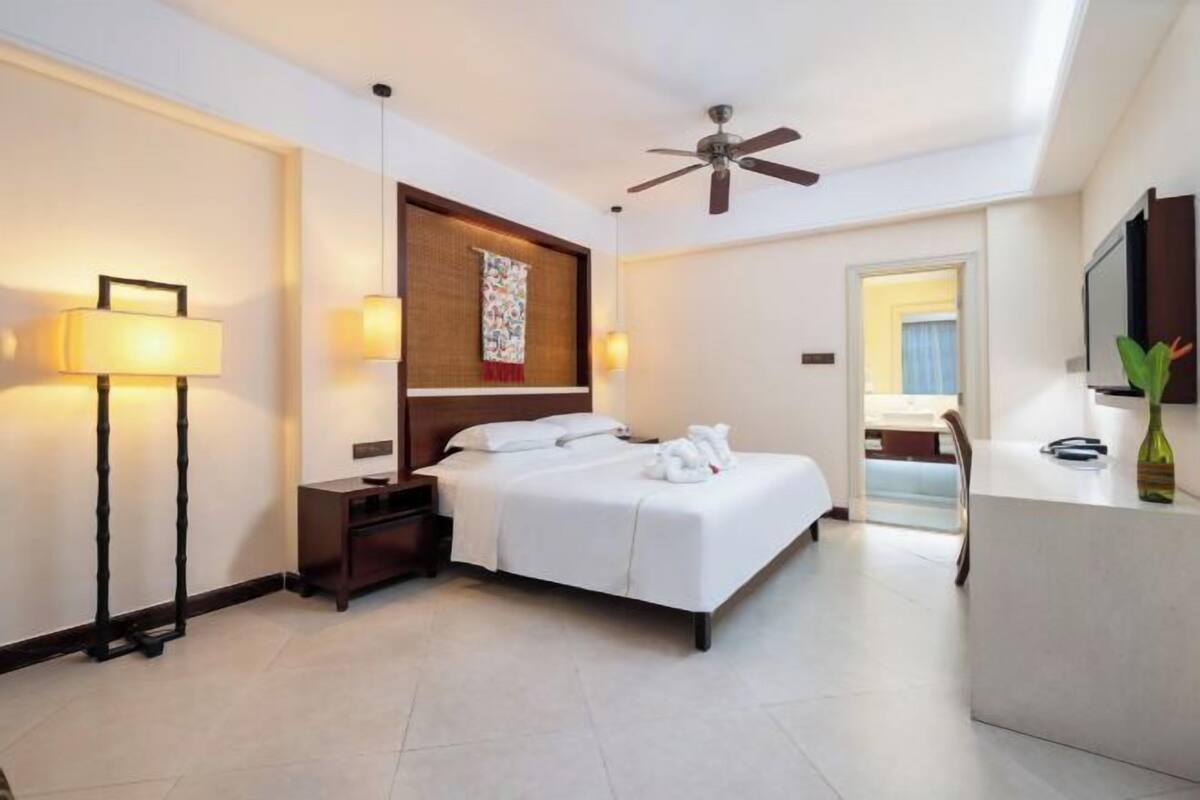 Minibar, in-room safe, desk, blackout drapes