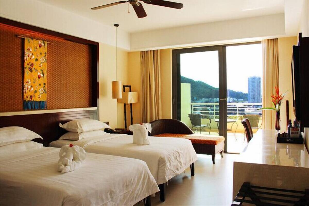 Kaleidoscope (Deluxe Room) | Minibar, in-room safe, desk, blackout drapes