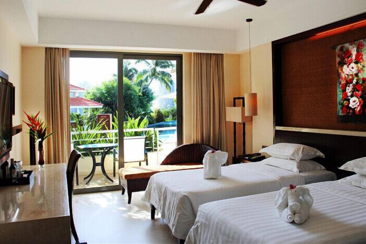 Splash (Deluxe Pool-side Room) | Minibar, in-room safe, desk, blackout drapes