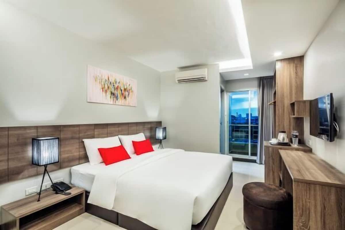 In-room safe, desk, blackout curtains, free WiFi