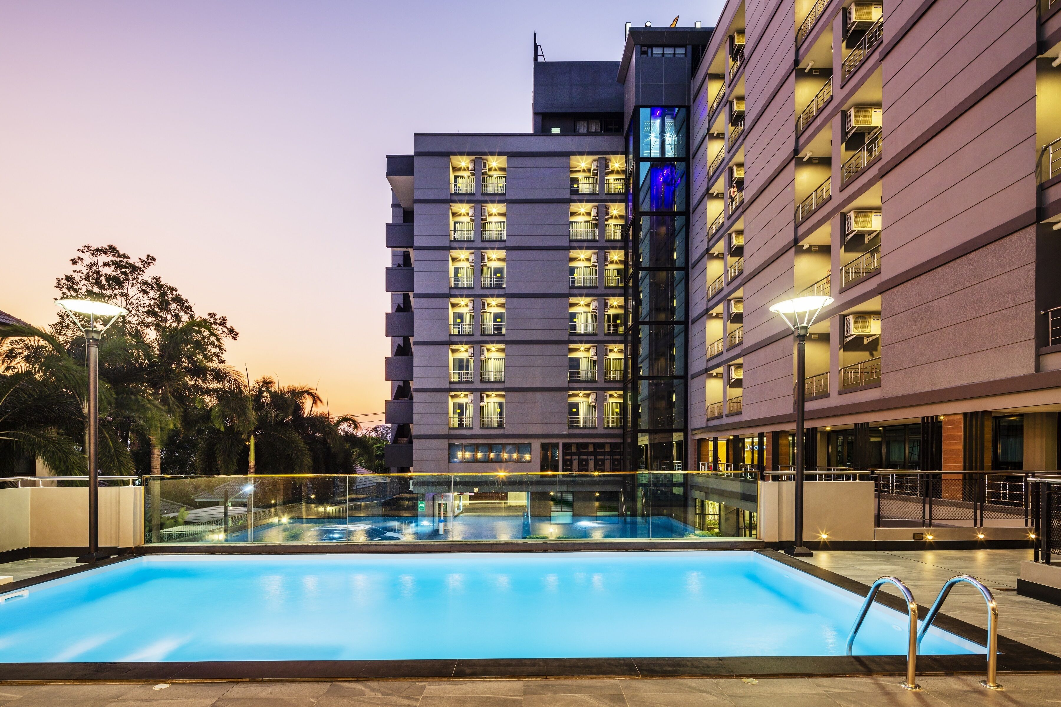 Alberca al aire libre, sombrillas en la alberca y camastros 