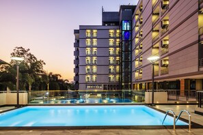 Udendørs pool, parasoller, liggestole