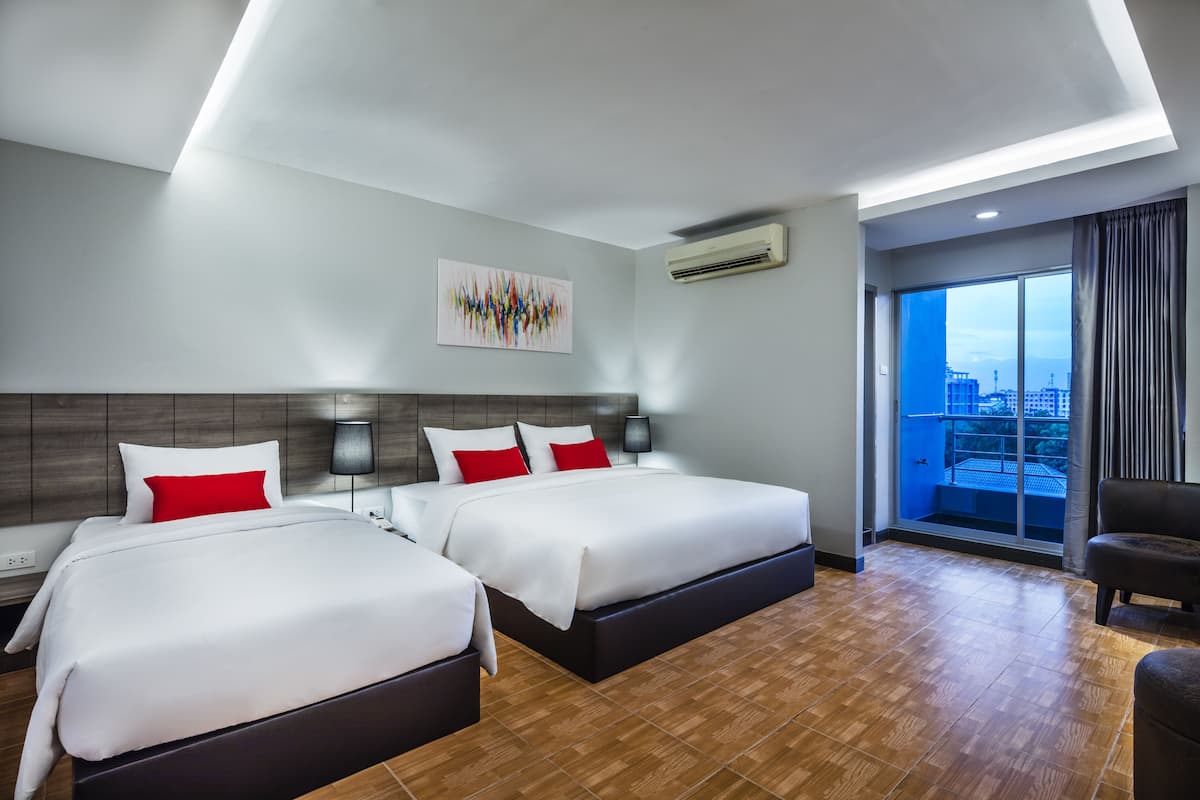 Family Room | In-room safe, desk, blackout curtains, free WiFi