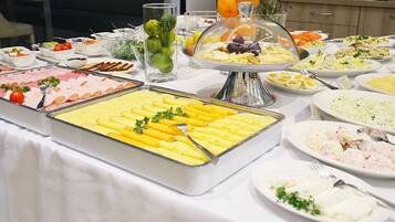 Un buffet con diverse opzioni tra cui pasta, insalate e frutta.